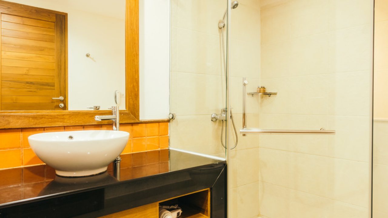 Using Frameless Glass Shower Doors To Convert Tub To A Luxury Shower