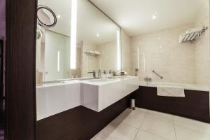 custom frameless mirrors